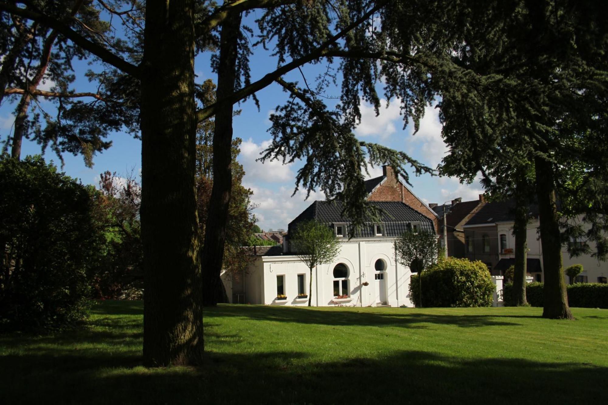 Gite De La Conciergerie Du Cheval Blanc Luttre エクステリア 写真
